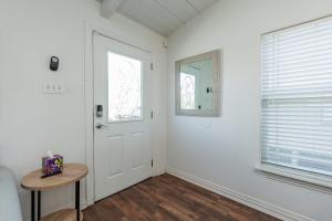 een witte kamer met een witte deur en een tafel bij Someday Isle - 2BDR Home for 6 in Port Aransas