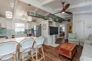 een keuken en woonkamer met een tafel en stoelen bij Someday Isle - 2BDR Home for 6 in Port Aransas +30 foto's