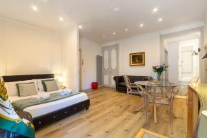 ein Schlafzimmer mit Bett und ein Esszimmer in der Unterkunft Crispi 30 Stylish Apartment in Rom