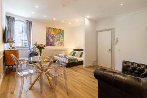 ein Wohnzimmer mit einem Tisch und einem Sofa in der Unterkunft Crispi 30 Stylish Apartment in Rom