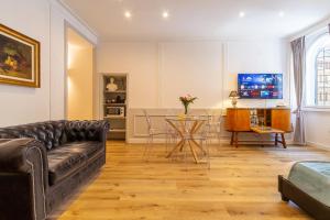 ein Wohnzimmer mit Sofa und Tisch in der Unterkunft Crispi 30 Stylish Apartment in Rom + 40 Fotos