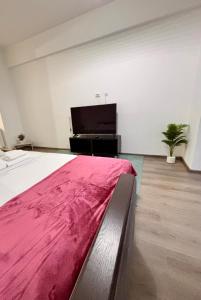 een slaapkamer met een groot bed en een piano bij The Palas Retreat in Iaşi