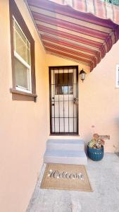 een ingang naar een huis met een poort en een raam bij Remodeled Bungalow Suite with Parking, Steps from SJSU in San Jose