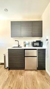 een keuken met een spoelbak en een aanrechtblad bij Remodeled Bungalow Suite with Parking, Steps from SJSU in San Jose +21 foto's