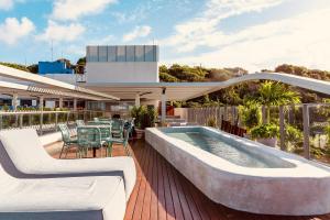 an outdoor deck with a swimming pool on a house at Setai Yacht com Café by Apartamentos Jampa in João Pessoa