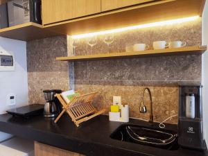 a kitchen counter with a sink and a coffee maker at Setai Yacht com Café by Apartamentos Jampa in João Pessoa