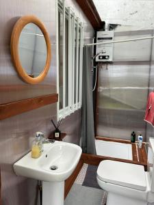 Koupelna v ubytování Valley view cabin in the woods on a farm + 40 fotografií