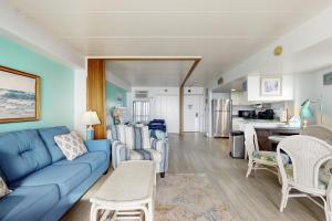 salon z niebieską kanapą i kuchnią w obiekcie Highpoint S 7A w mieście Ocean City