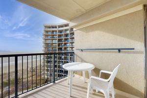 balkon ze stołem i krzesłami oraz widokiem na plażę w obiekcie Highpoint S 7A w mieście Ocean City