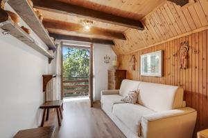 a living room with a couch and a window at Appartamento Beau Soleil - Happy Rentals in Sauze d'Oulx +20 photos