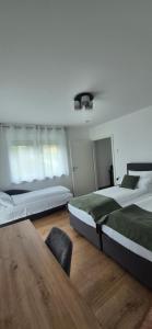 Giường trong phòng chung tại Apartments Seibel Doppel-Zweibettzimmer mit Küche und Wintergarten