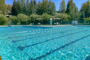 a large swimming pool with blue water at Valley Gem Lower in Elkhorn Village