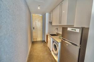 Η κουζίνα ή μικρή κουζίνα στο Luxury Vacation Home Nr Metro DWTC