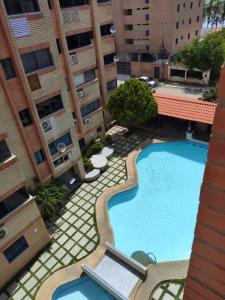 een uitzicht over een zwembad in een appartementencomplex bij Apartamento con vista al Mar bien ubicado 