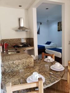 une cuisine avec une table avec deux assiettes dessus dans l'établissement Hotel y Bungalows Resort, à Los Ayala
