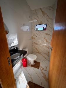 a bathroom with a sink and a toilet at Casinha Aconchegante in Primavera do Leste