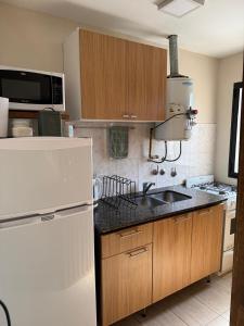 una cucina con un frigorifero bianco e un lavello di Departamento Zona Terminal a Concordia