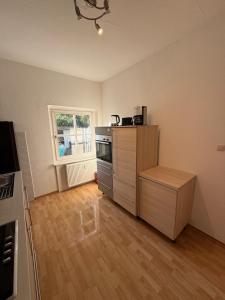 a kitchen with a stove and a refrigerator at Flexi Flats Vermietung in Lingen