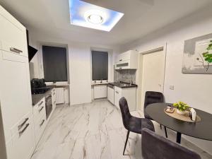 a kitchen and dining room with a table and chairs at Ferienwohnung bei Saarbrücken - Uni & City Nah in Saarbrücken