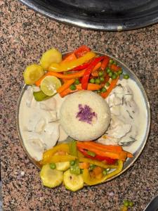 un piatto di cibo con verdure su un tavolo di Miral Camp a Nuweiba