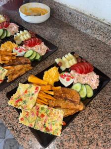 un mucchio di diversi tipi di cibo su un bancone di Miral Camp a Nuweiba