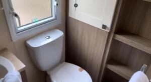 Ванная комната в 6 Berth Caravan At Southview Holiday Park Near Skegness Ref 33052M +4 фотографии