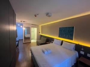 a hotel room with a bed and a couch at Alugueasy - Hotel Fusion in Brasilia +14 photos