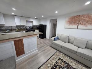 ロサンゼルスにあるRGS cottage in Los Angelesのソファとキッチンのあるリビングルーム