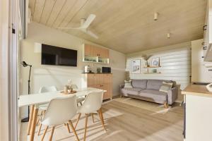 un salon avec une table, des chaises et un canapé dans l'établissement Relax Balaton, à Balatonőszöd