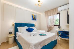 Ένα ή περισσότερα κρεβάτια σε δωμάτιο στο Marceta - Apartments & Rooms with Swimming Pool