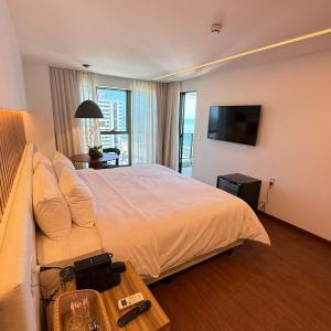 pokój hotelowy z łóżkiem i telewizorem w obiekcie Urban - Beira Mar Boa Viagem w mieście Recife