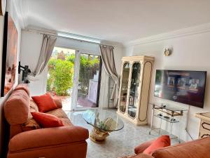 una sala de estar con un sofá y una mesa en PLAYA DEL CURA - Spacious Beachside Apartment, en Playa del Cura