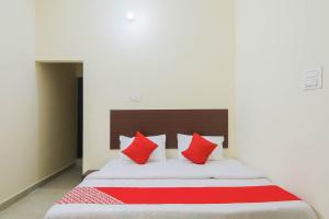 ラクナウにあるHotel O Laavin Inn Near Gomti Riverfront Parkのベッドルーム1室(大型ベッド1台、赤い枕付) +19枚の写真