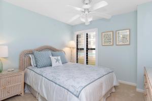 une chambre avec un lit et un ventilateur de plafond dans l'établissement Summer Winds C-122, à Indian Beach 50 autres photos