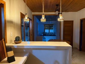 una cocina con encimera blanca y algunas luces en Casa Branca, en Prado 42 fotos más