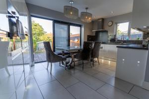 a kitchen with a dining room table and chairs at Stunning 4 bed-house in Oxford sleeps 8 in Oxford