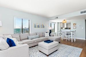 Χώρος καθιστικού στο Sound of the Sea 216 W by Emerald Isle Realty