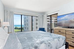 Ένα ή περισσότερα κρεβάτια σε δωμάτιο στο Sound of the Sea 216 W by Emerald Isle Realty +26 φωτογραφίες