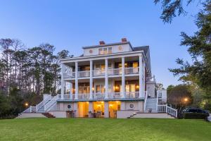 Casa blanca grande con porche y escaleras en Southern Splendor, en Salter Path