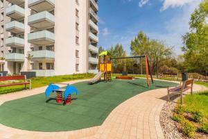 un parco giochi di fronte a un condominio di Family & Business Sauna Apartments Baltic Horizon No 3 PREMIUM SPA - 3 Bedroom with Private Sauna, Jacuzzi, Rooftop Gym & Panoramic Terrace, Balcony, Underground Garage a Danzica
