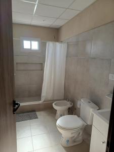ビージャ・レヒナにあるApart Los Laureles departamento 2のトイレ、シャワー、洗面台を備えたバスルーム