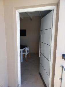 ビージャ・レヒナにあるApart Los Laureles departamento 2のテーブル付きの部屋へとつながるドア +8枚の写真