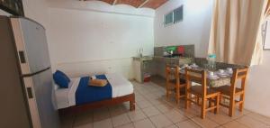 une petite chambre avec une petite table et une cuisine dans l'établissement Hotel y Bungalows Resort, à Los Ayala