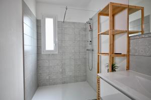 Koupelna v ubytování Maison moderne avec jardin sans vis-à-vis, idéal professionnels et familles + 34 fotografií