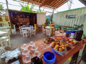 Una mesa con un bol de fruta encima. en Container Eco Suítes, en Cabo Frío