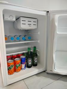 马卡帕Hotel Macapá的装满罐子和苏打水的开放式冰箱 更多11张照片