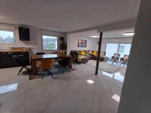 Et tv og/eller underholdning på Gemütliche Wohnung in Bergisch Gladbach