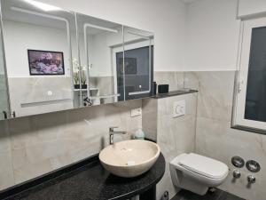 Et badeværelse på Gemütliche Wohnung in Bergisch Gladbach + 13 billeder