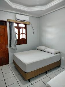 un dormitorio con una cama en una habitación en Hotel Macapá, en Macapá