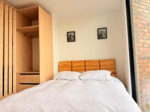 a bedroom with a bed and a brick wall at Moderno Loft Urbano con Balcón in Sogamoso +2 photos